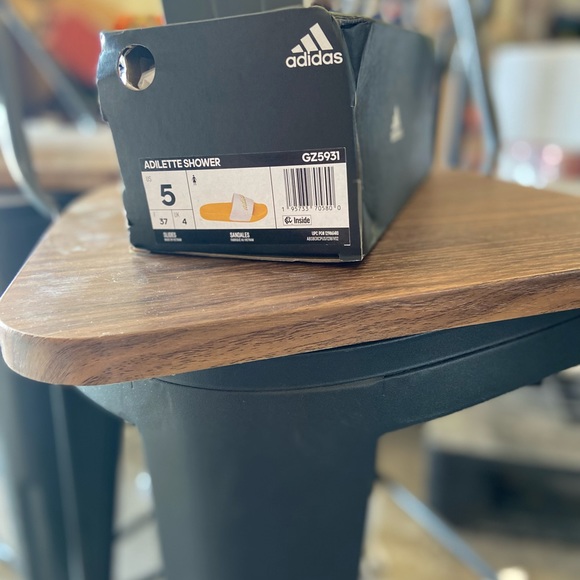 ADIDAS / ADILETTE SHOWER / SLIDES NEW IN BOX SIZE 5 IN WOMENS - Picture 2 of 2